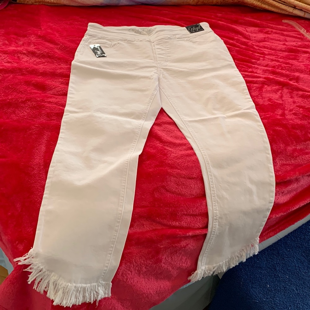 Ethyl crop pants with bottom fringe